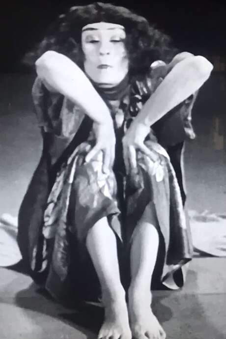 In “Serafisk Sang” she appears as a priestess, in “Pastorale” as virginal, in “Sommertanz” as a botanical figure, and in “Hexentanz” as a witch, embodying a woman‑flower, goddess and prophetess. Her jerky, sombre, introspective movements assert the freedom of the body. Set at close of the Roaring Twenties, Mary Wigman sparked a revolution in dance.
